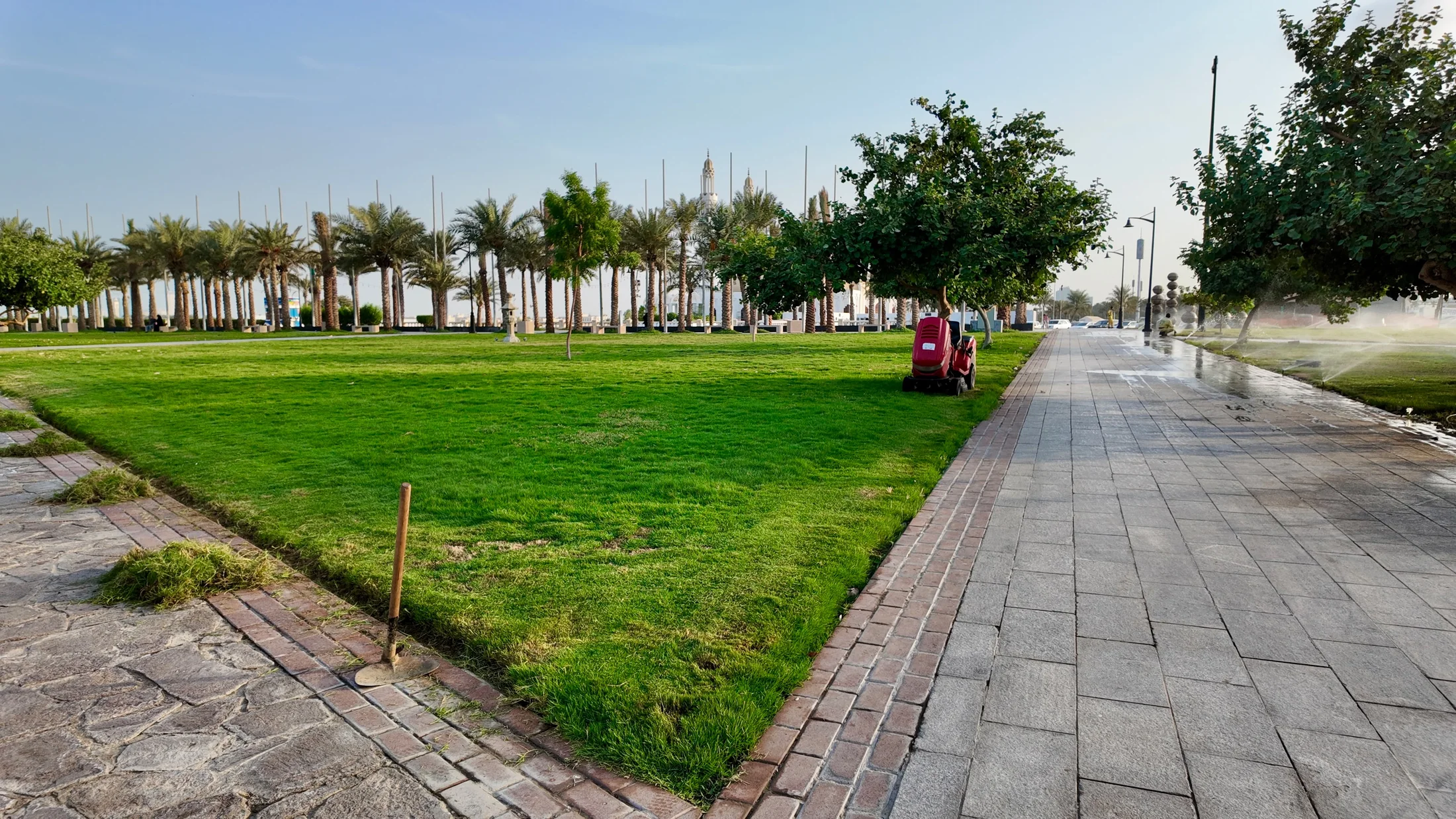 Green public areas integrated with the coastal promenade