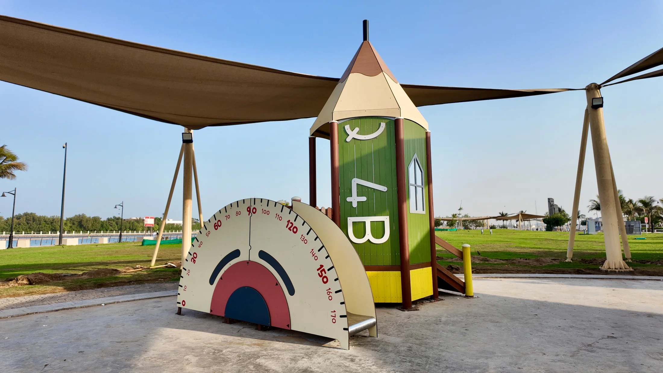 Green public areas integrated with the coastal promenade
