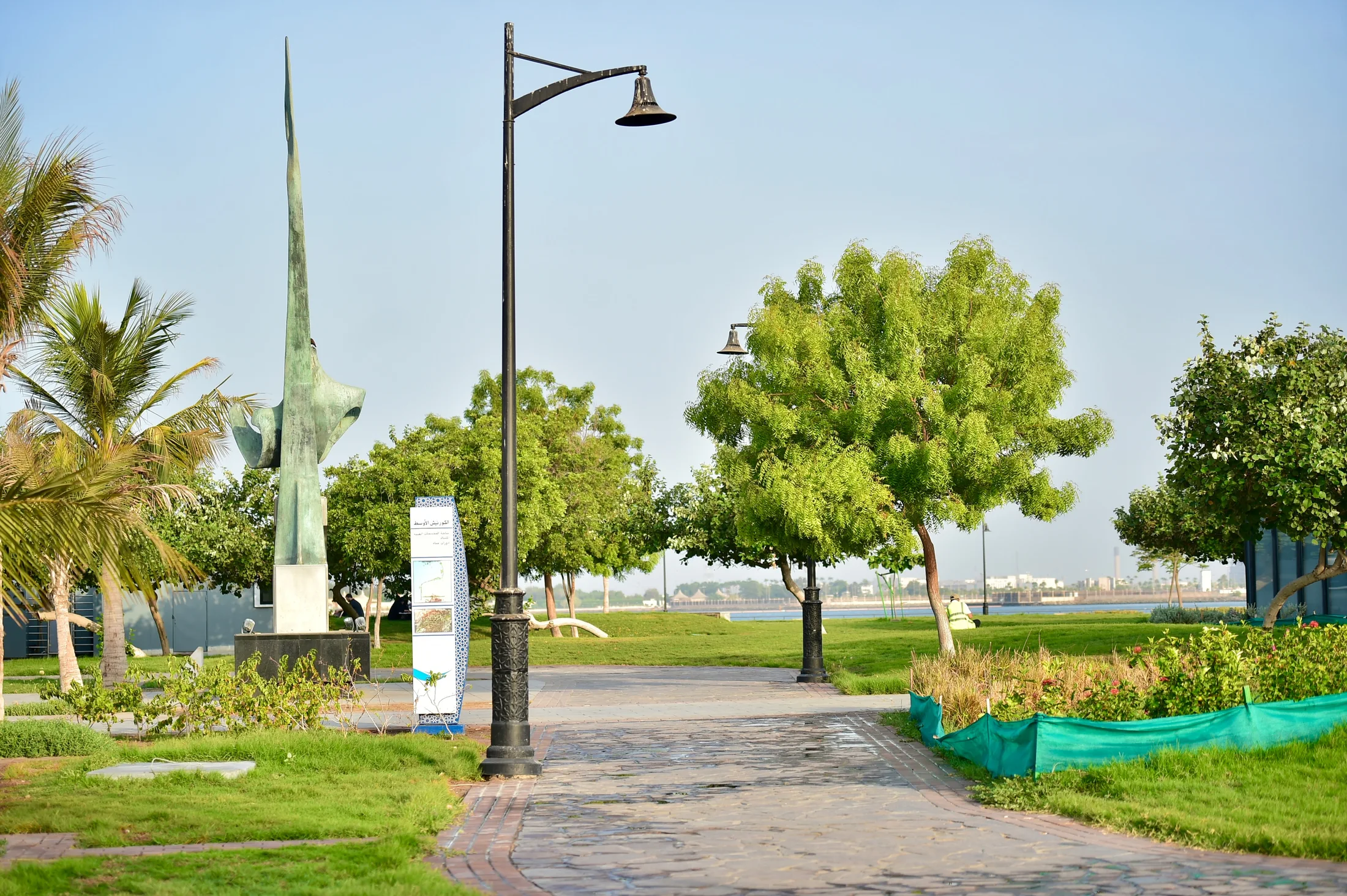 Green public areas integrated with the coastal promenade