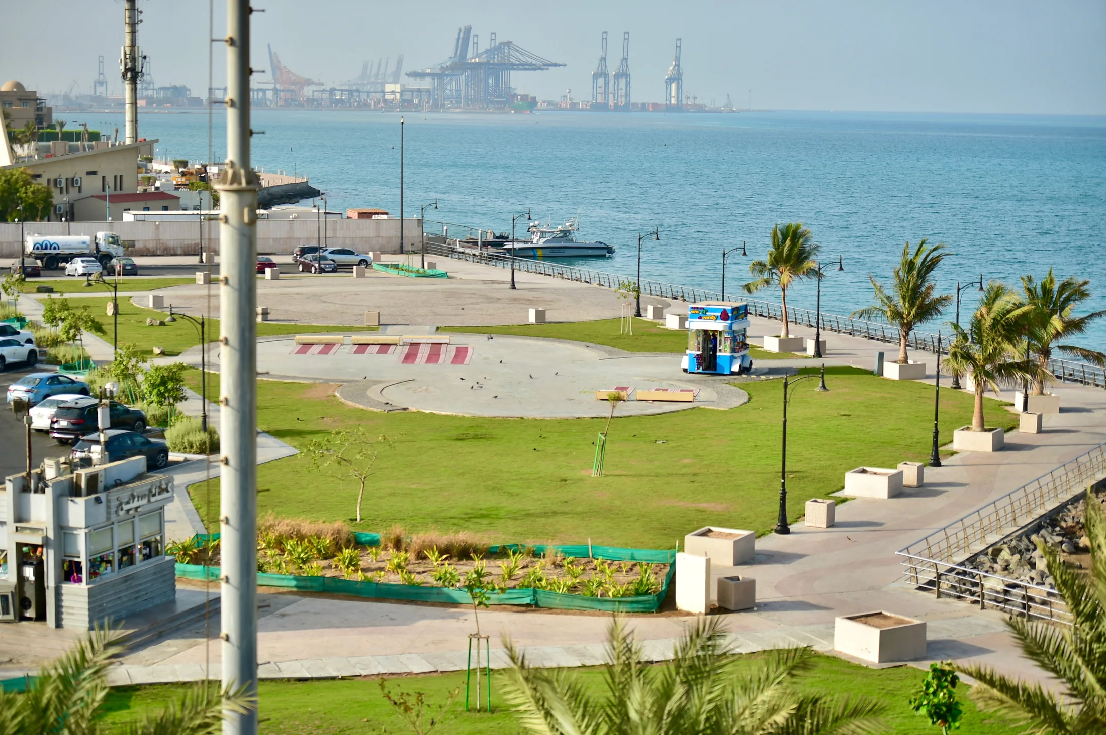 Green public areas integrated with the coastal promenade