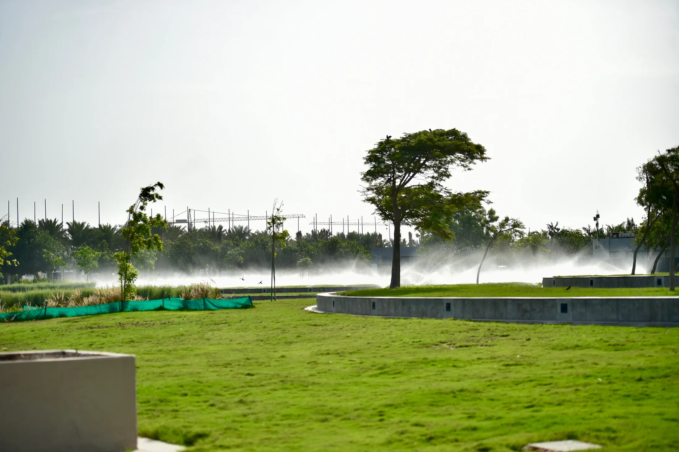 Green public areas integrated with the coastal promenade