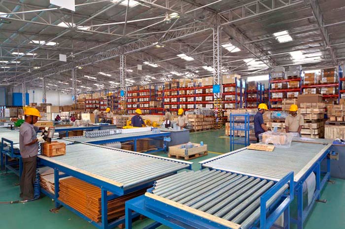 Organised goods distribution operation inside a logistics facility